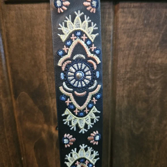 Women's Faux Leather Belt.... - Picture 3 of 6